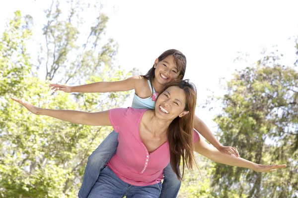 Mother And Daughter Enjoying Day In Park — Stock Photo, Image