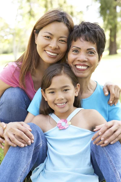 Grootmoeder met dochter en kleindochter in park — Stockfoto