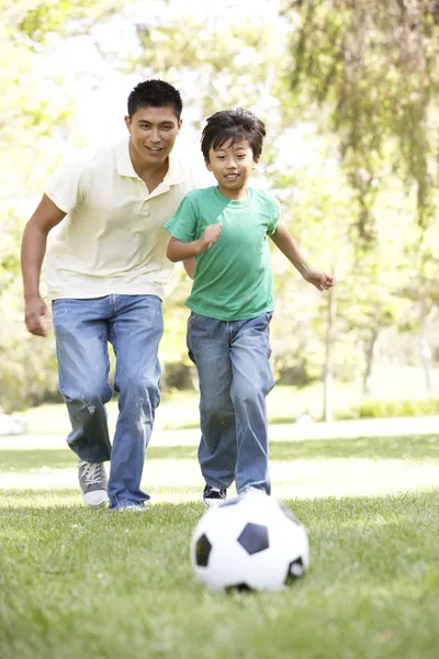 Vater Und Sohn Park Beim Fußball — Stockfoto