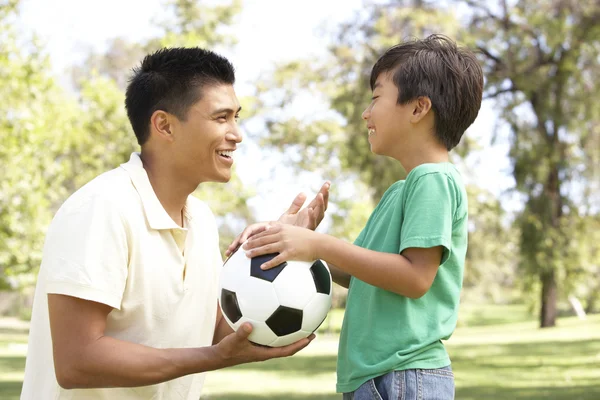 Ojciec i syn w parku z piłki nożnej — Zdjęcie stockowe