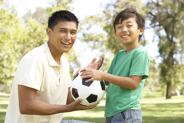 父と息子のサッカー公園内 — ストック写真