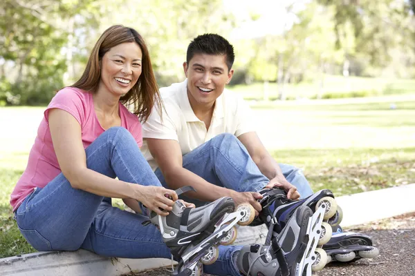 公園でインライン スケートに置くカップル — ストック写真