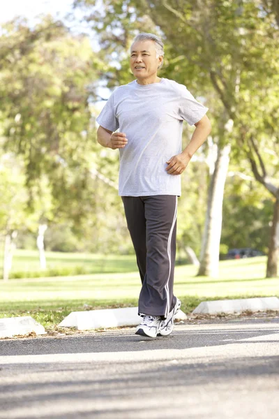 Äldre man jogga i parken — Stockfoto