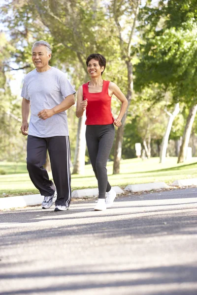 公園でジョギングをしている老夫婦 — ストック写真