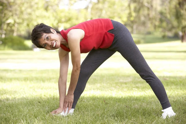 Femme Âgée Faisant Exercice Dans Parc — Photo