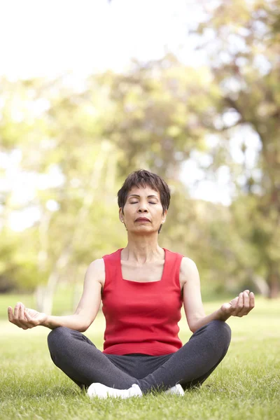 Äldre kvinna gör yoga — Stockfoto