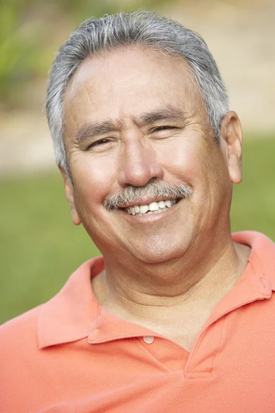 Portret Uśmiechniętego Starszego Mężczyzny — Zdjęcie stockowe
