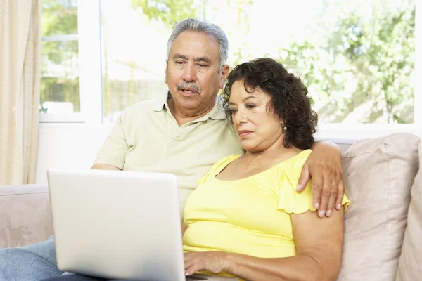 Para seniorów korzystająca z laptopa w domu — Zdjęcie stockowe