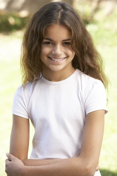 Porträtt av ung flicka i parken — Stockfoto