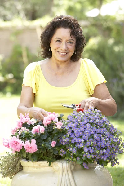 Mulher Sênior Jardinagem — Fotografia de Stock