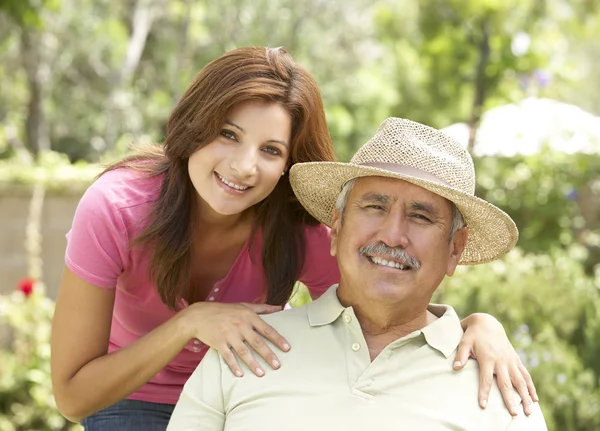 Senior man met volwassen dochter in tuin — Stockfoto