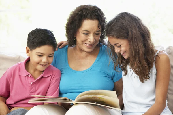 Mormor läser med barnbarn hemma tillsammans — Stockfoto