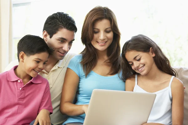 Familie Sitzt Hause Mit Laptop Auf Sofa — Stockfoto