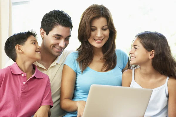 Familie zittend op de Bank thuis met laptop — Stockfoto