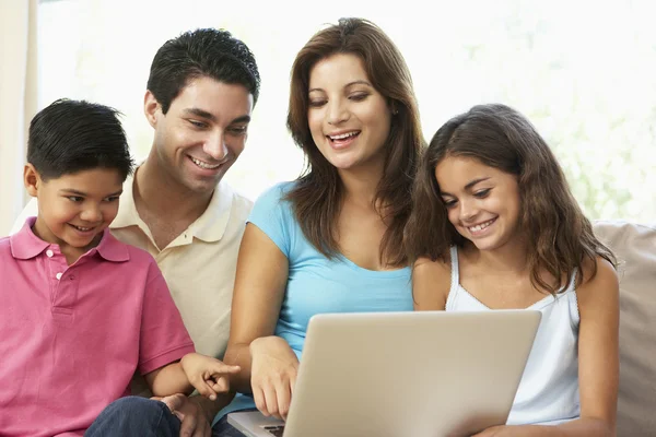 Familie zittend op de Bank thuis met laptop — Stockfoto