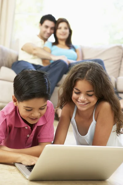 Bambini che utilizzano il computer portatile a casa — Foto Stock