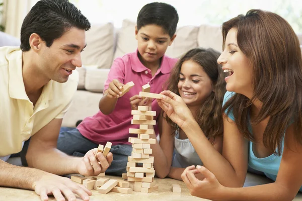 Familie spielt zu Hause gemeinsam Spiel — Stockfoto