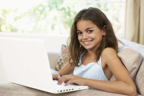 Evde Dizüstü Bilgisayar Kullanan Genç Kız — Stok fotoğraf