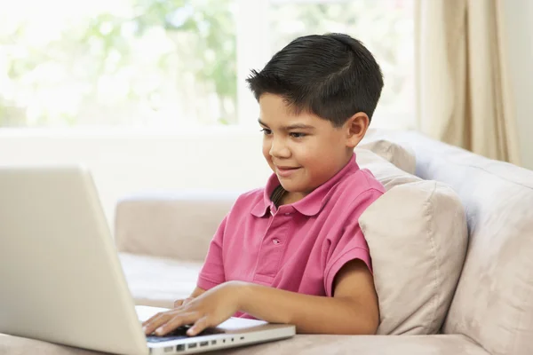 年轻的男孩在家中使用的笔记本电脑 — 图库照片