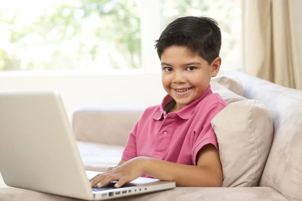 Junge benutzt Laptop zu Hause — Stockfoto