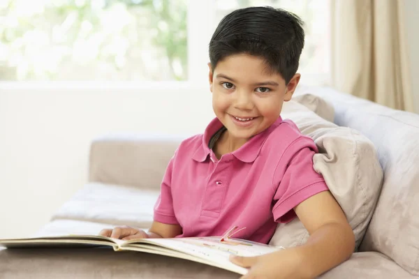 Молодий Хлопчик Читає Книгу Вдома — стокове фото