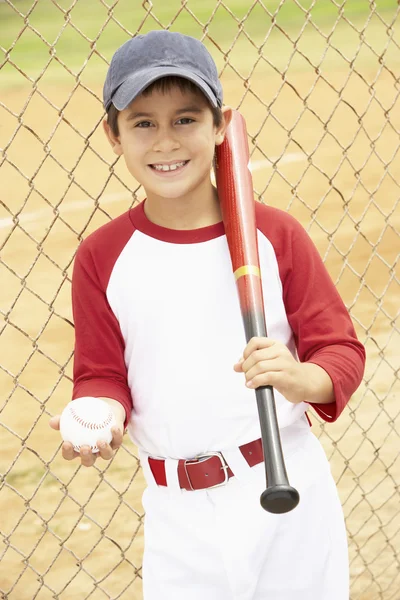 Beyzbol oynayan genç çocuk — Stok fotoğraf
