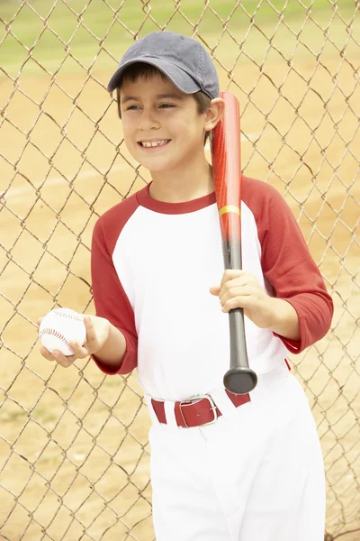 Νεαρό αγόρι παίζοντας μπέιζμπολ — Φωτογραφία Αρχείου