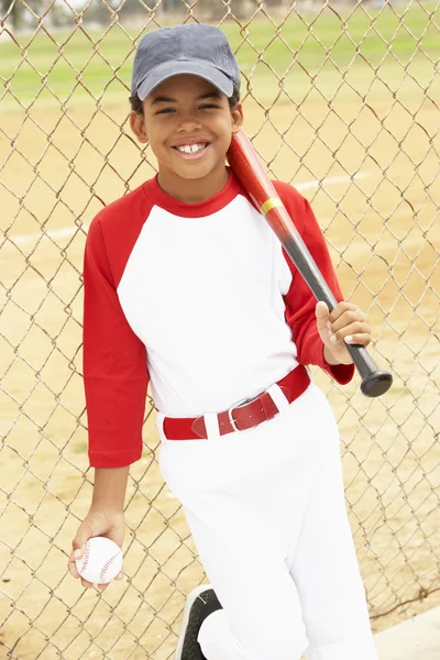 Νεαρό αγόρι παίζοντας μπέιζμπολ — Φωτογραφία Αρχείου