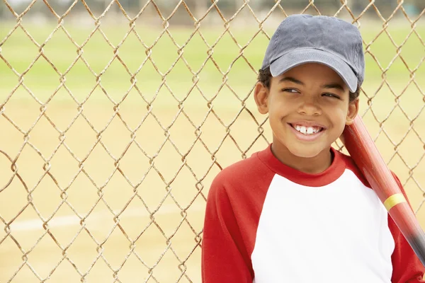 Junge Spielt Baseball — Stockfoto