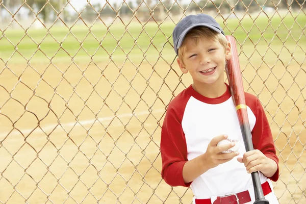 Młody chłopak w baseball — Zdjęcie stockowe