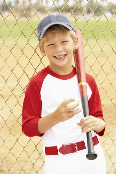 Νεαρό Αγόρι Παίζοντας Μπέιζμπολ — Φωτογραφία Αρχείου