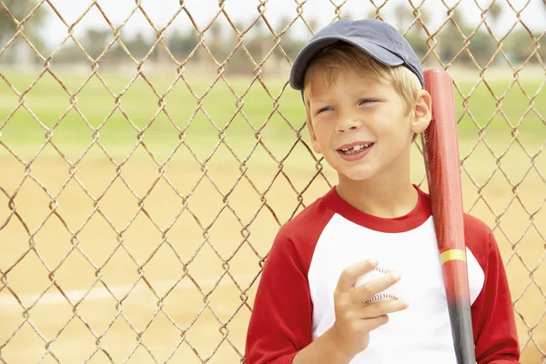 Niño jugando béisbol — Foto de Stock