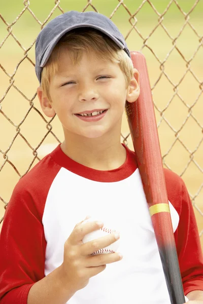 小男孩玩棒球 — 图库照片