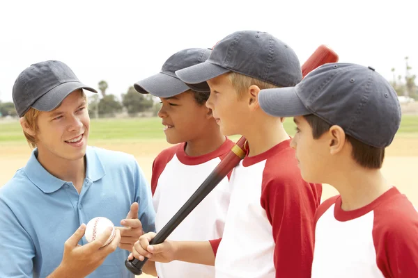 Młodzi Chłopcy Baseballu Mężczyzn Trenerem — Zdjęcie stockowe
