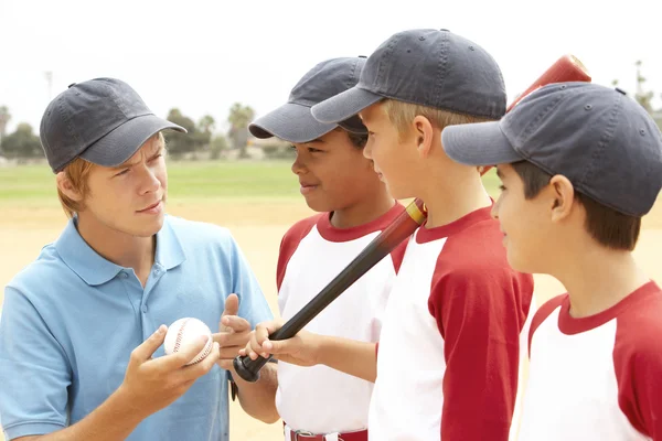 Młodzi Chłopcy Baseballu Mężczyzn Trenerem — Zdjęcie stockowe