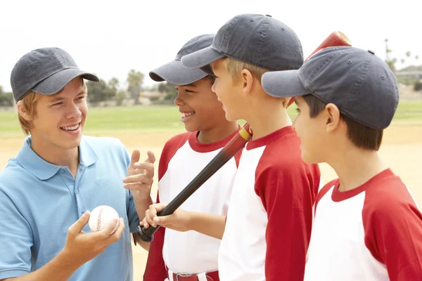 Młodzi chłopcy w baseballu mężczyzn z trenerem — Zdjęcie stockowe