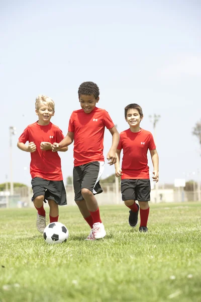 Kinderen voetballen — Stockfoto