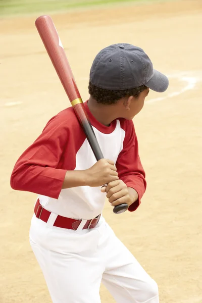 Мальчик играет в бейсбол — стоковое фото