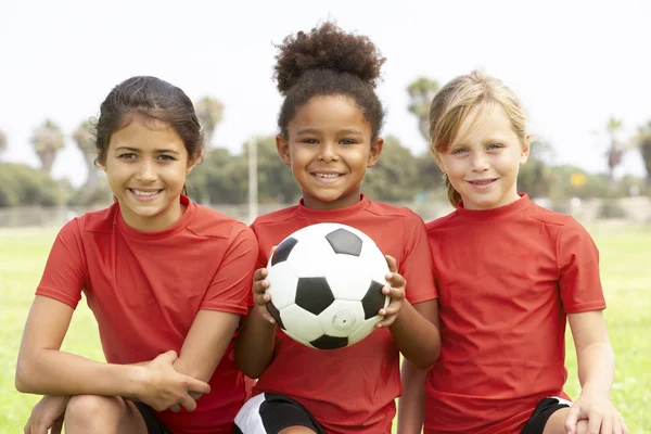 Młodych dziewcząt w piłce nożnej — Zdjęcie stockowe
