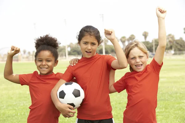 Νεαρά Αγόρια Και Κορίτσια Στην Ομάδα Ποδοσφαίρου — Φωτογραφία Αρχείου