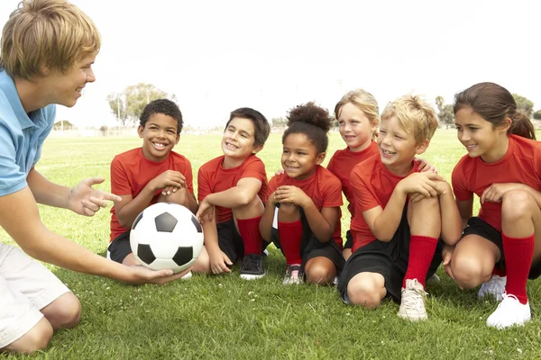 Νεαρά Αγόρια Και Κορίτσια Στην Ομάδα Ποδοσφαίρου Προπονητή — Φωτογραφία Αρχείου