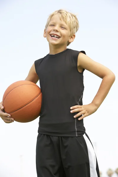 Молодий хлопчик грає в американський футбол — стокове фото