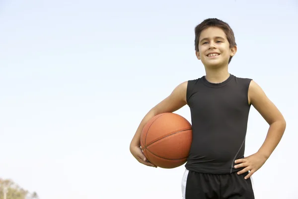 バスケットボールをしている少年は — ストック写真