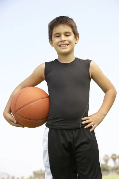 Jovem menino jogar basquete — Fotografia de Stock