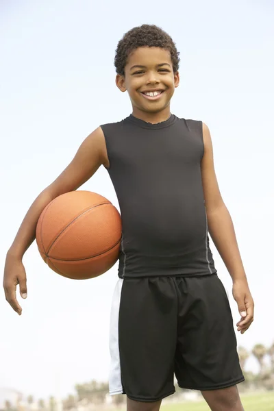Ung Pojke Spelar Basket — Stockfoto