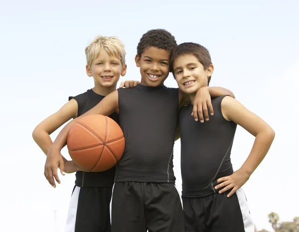 Jong Jongen Spelen Basketbal — Stockfoto