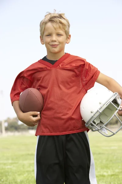 Ung pojke spela amerikansk fotboll — Stockfoto