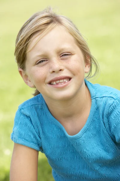Portrét Mladé Dívky Sedící Parku — Stock fotografie