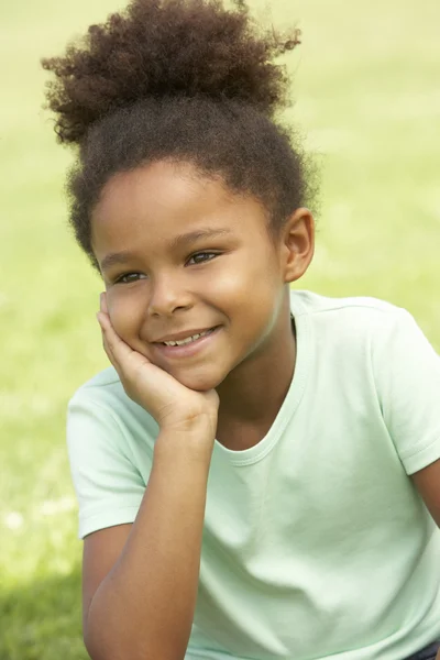 Portret młodej dziewczyny siedzi w parku — Zdjęcie stockowe