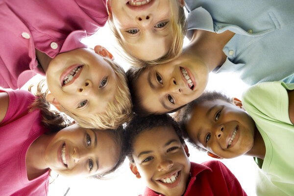 Groep kinderen die in het park spelen — Stockfoto